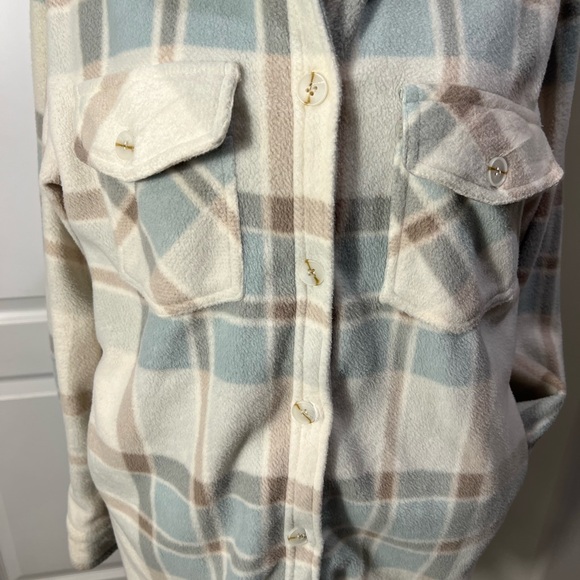 oversized button down fleece shacket light blue beige white plaid cabin cozy - Picture 9 of 10